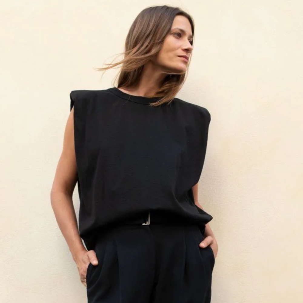 EVA PADDED SHOULDER MUSCLE T-SHIRT - BLACK
The Frankie Shop